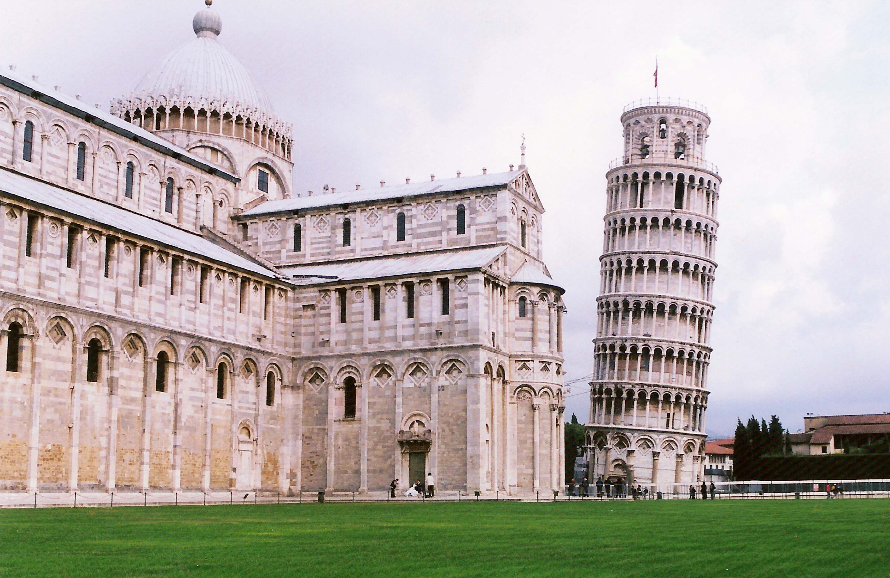 leaning pisa tower